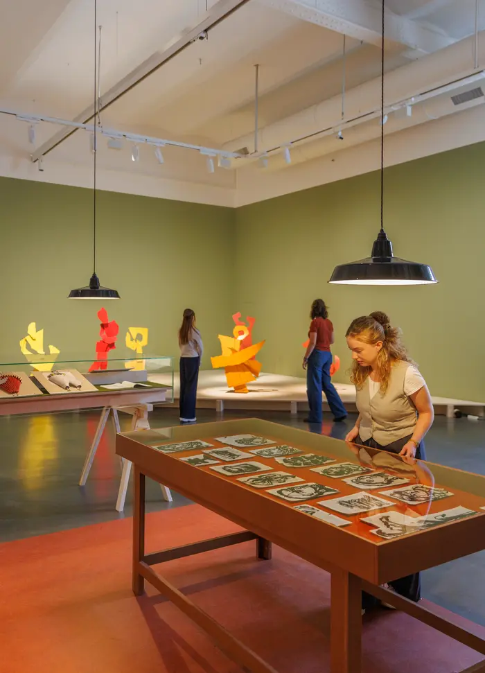 Personen in einer Ausstellung vor Objekten