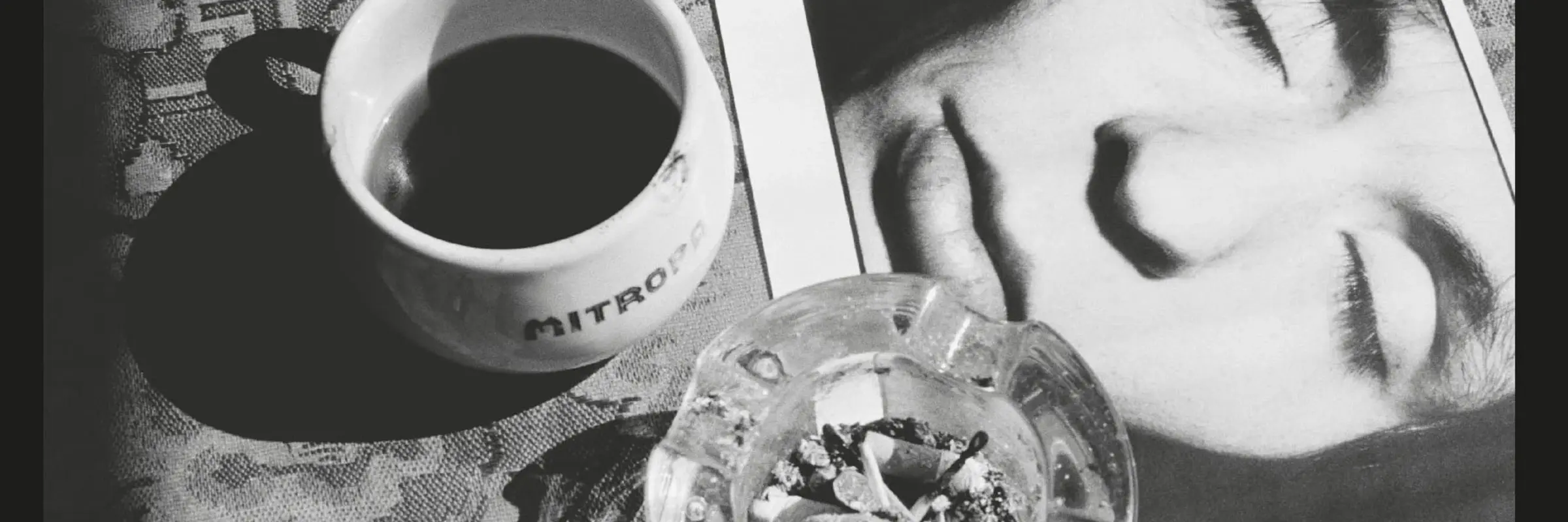 Bild mit Kaffeebecher und Aschenbecher