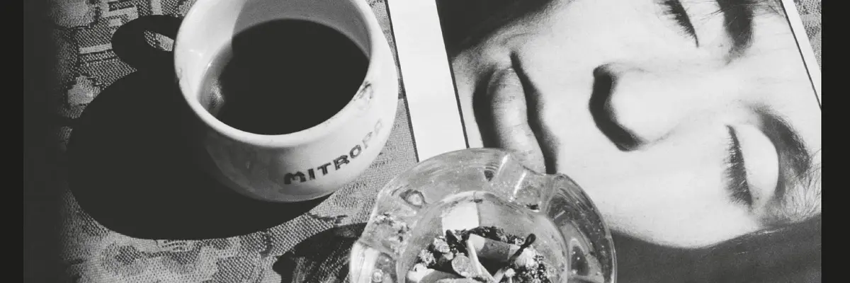 Bild mit Kaffeebecher und Aschenbecher