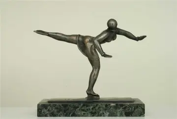 Skulptur einer Schlittschuhläuferin mit nach hinten gestrecktem Bein