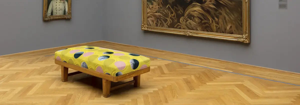 Eine Ausstellungsansicht mit Gemälden 