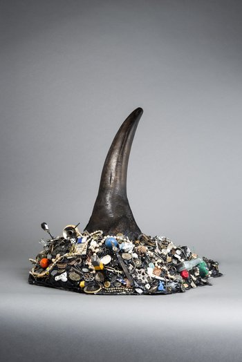 ein aus einem Berg Müll schauendes Horn 