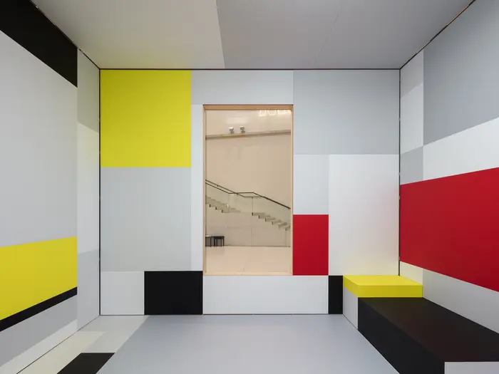 Ausstellungsansicht "Heimo Zobernig. Piet Mondrian. Eine räumliche Aneignung", Installation im Lichthof