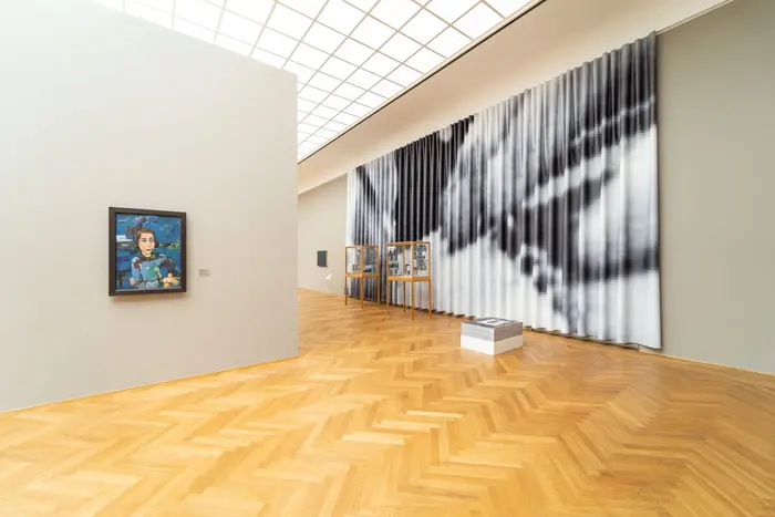 Raum mit einer Vitrine