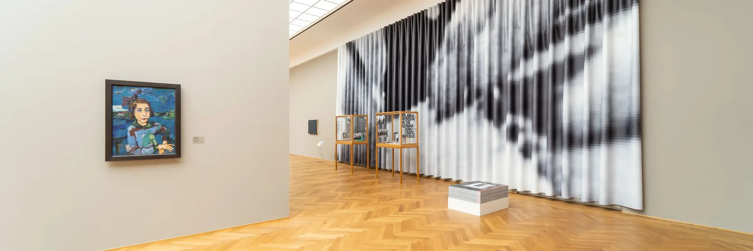 Raum mit einer Vitrine