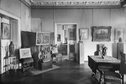 schwarzweiße Fotografie eines Raumes mit Kunstwerken
