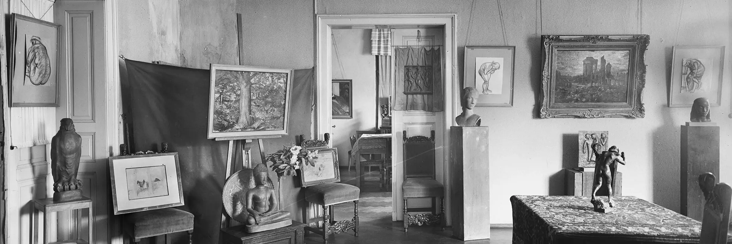 schwarzweiße Fotografie eines Raumes mit Kunstwerken