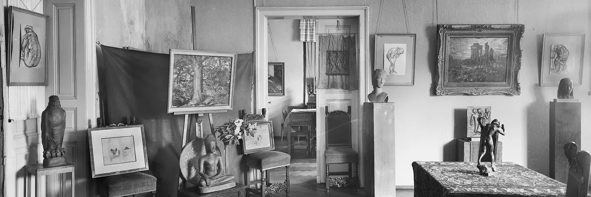 schwarzweiße Fotografie eines Raumes mit Kunstwerken