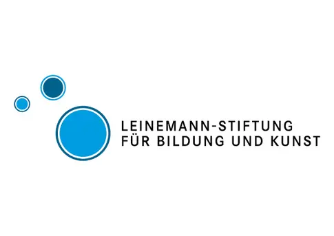 Drei blaue Punkte und der Schriftzug "Leinemann-Stiftung für Bildung und Kunst" auf weißem Hintergrund