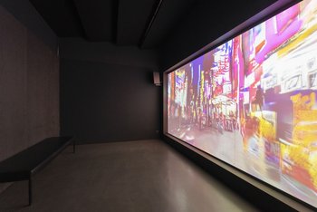Videoscreen in einem Raum