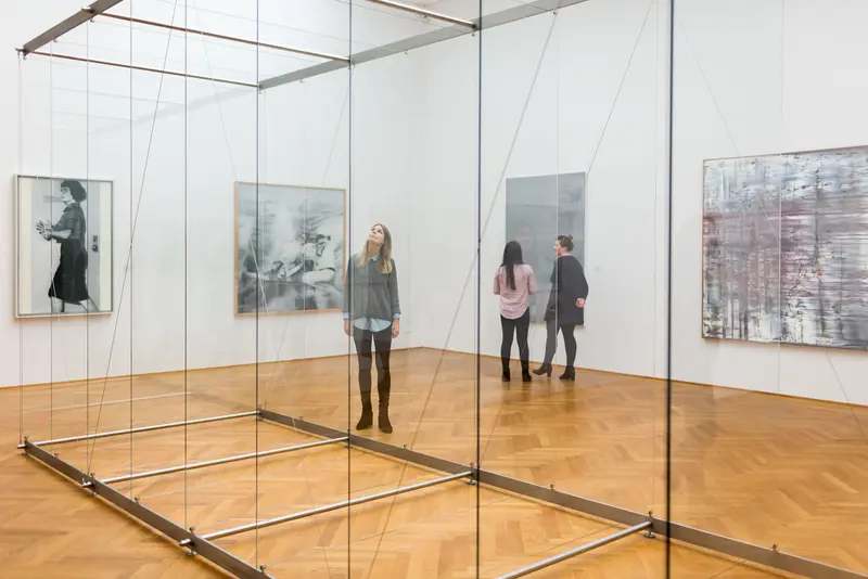 Besucher betrachtet große Installation