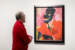 ein Besucher in rotem Pullover betrachtet den Jazzsänger von Carl Lohse, 1919/1921