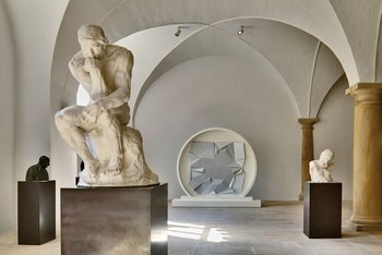 Raum mit Büsten und Skulpturen