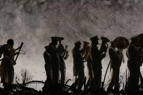 Silhouetten von Menschen mit Blasinstrumenten vor einem grauen Hintergrund