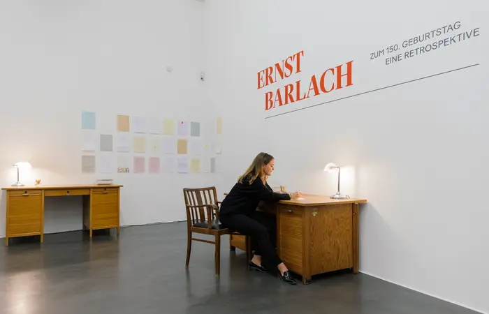 Ausstellungsansicht "Ernst Barlach zum 150. Geburtstag. Eine Retrospektive"