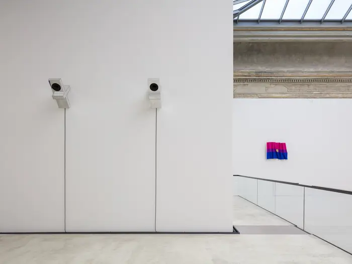 Eine Ausstellungsansicht mit zwei Objekten an der Wand 