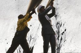 gezeichnete Figuren mit Megafonen in der Hand laufen vor einem grauen Hintergrund