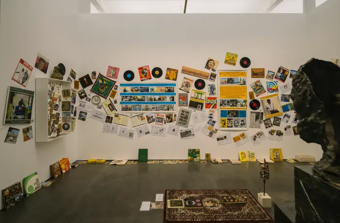 Ausstellungsansicht "Revolutionary Romances? Globale Kunstgeschichten in der DDR"