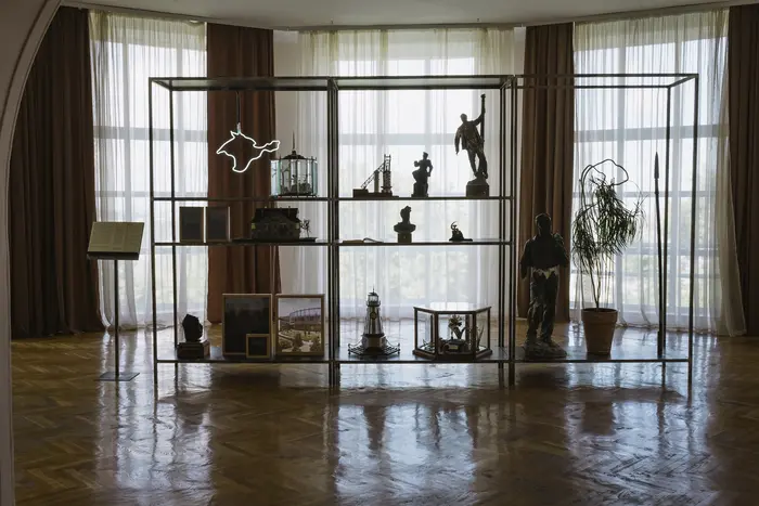 Ein Schrenk mit verschiedenen Gegenständen 