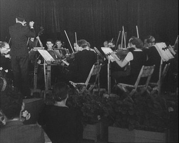 eine schwarz-weiß Abbildung mit einem Orchester