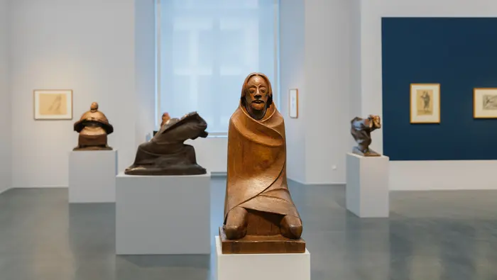 Ausstellungsansicht "Ernst Barlach zum 150. Geburtstag. Eine Retrospektive"