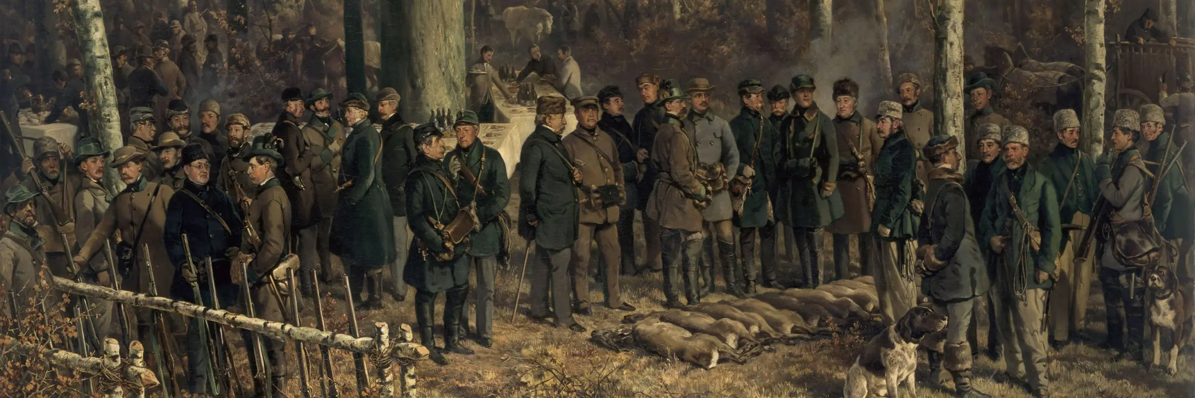 große Gruppe von Jägern im Wald, erlegte Tiere liegen nebeneinander, eine Tafel ist aufgebaut