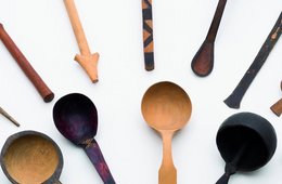 Sinfonie der Löffel unterschiedliche, in einem Halbkreis angeordnete Löffel