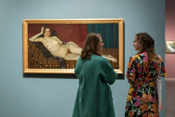 Zwei Besucherinnen vor einem Aktbild einer Frau