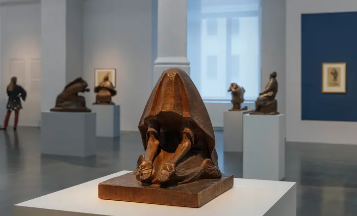 Ausstellungsansicht "Ernst Barlach zum 150. Geburtstag. Eine Retrospektive"