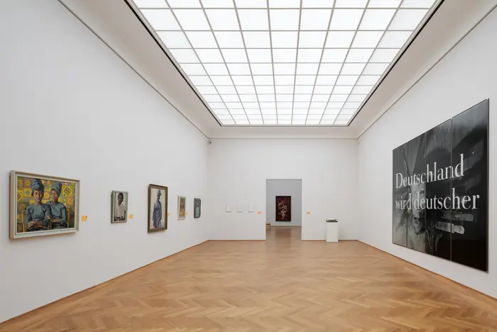 Eine Ausstellungsansicht mit Gemälden 