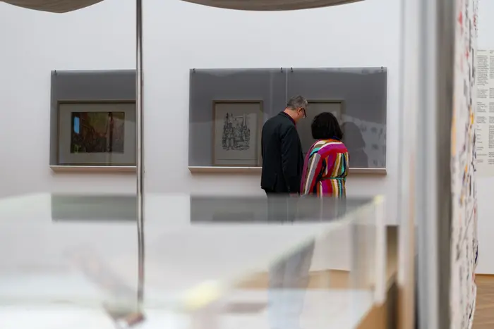 Ein Mann und eine Frau in einem Ausstellungsraum 
