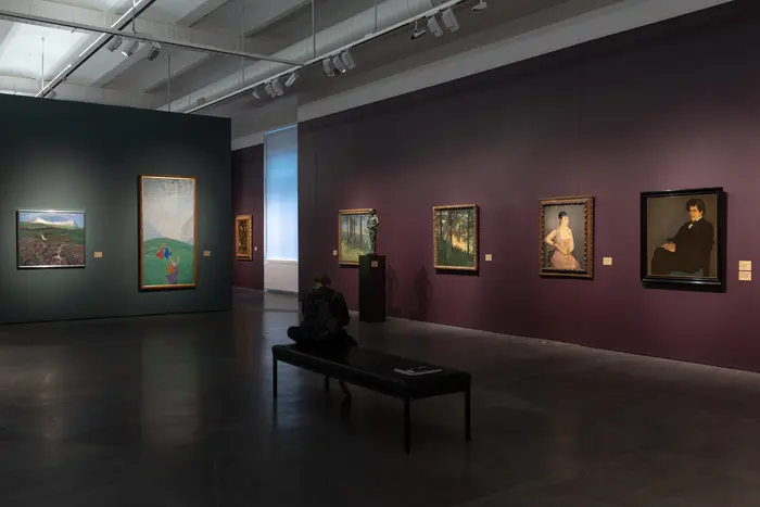 Eine Ausstellungsansicht mit Gemälden 