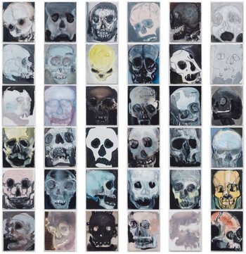 Collage aus verschiedenen, gemalten Totenköpfen