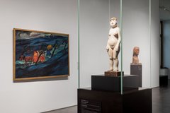 Ausstellungsansicht zeigt zwei Plastiken und ein Gemälde