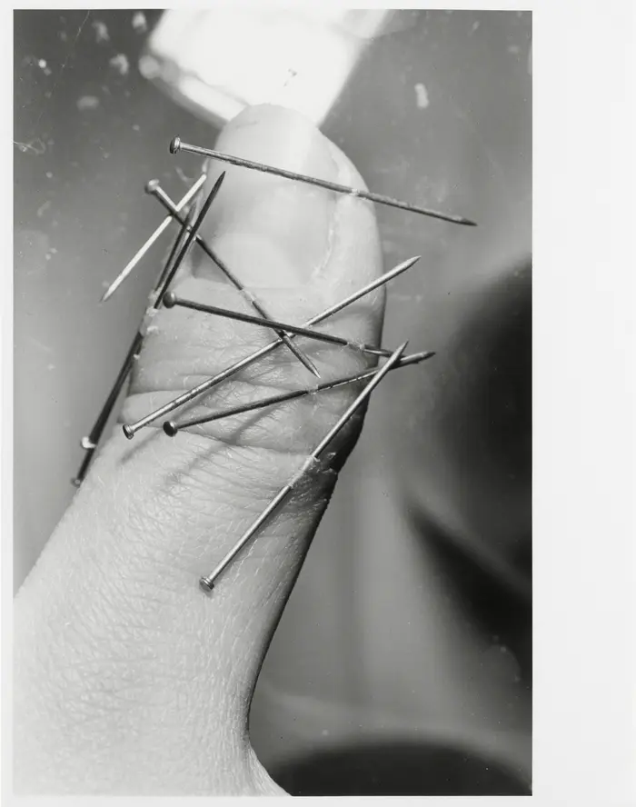 Daumen durchlöchert von Nägeln