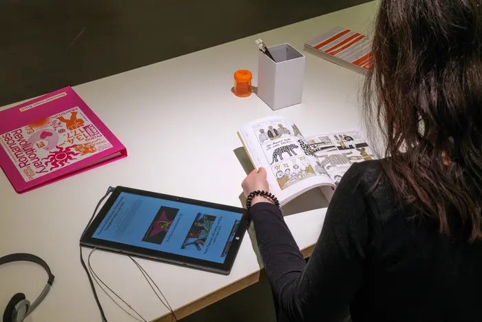 Eine Frau schaut sich ein Buch an