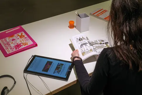 Eine Frau schaut sich ein Buch an