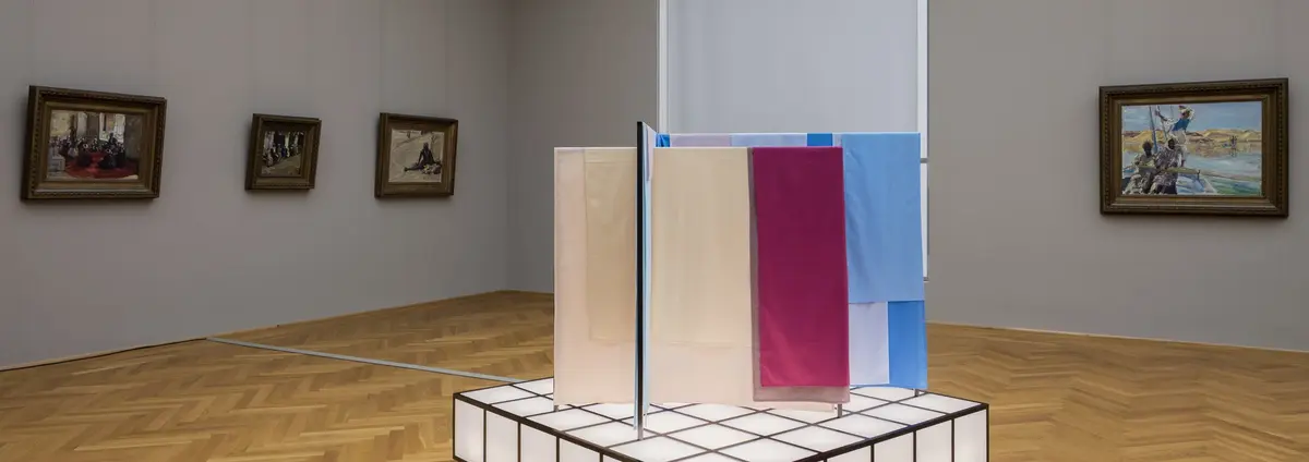 Eine Installation aus verschiedenen Stoffen