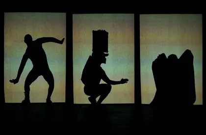 Schattenfiguren vor einem grünlichen Hintergrund