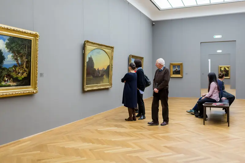 Besucher betrachten Gemälde
