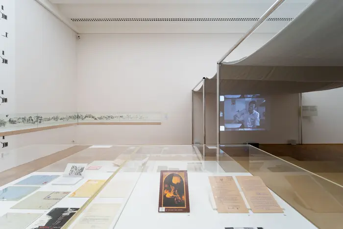 Eine Ausstellungsansicht mit  einer Videoarbeit