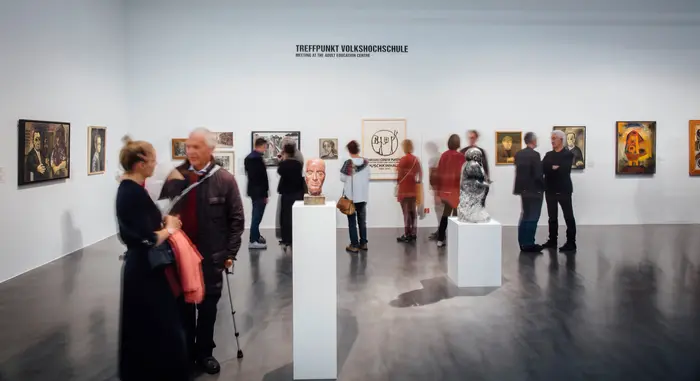 Besucherinnen und Besucher in einem Ausstellungsaal