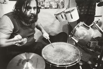 Foto von A. R. Penck am Schlagzeug