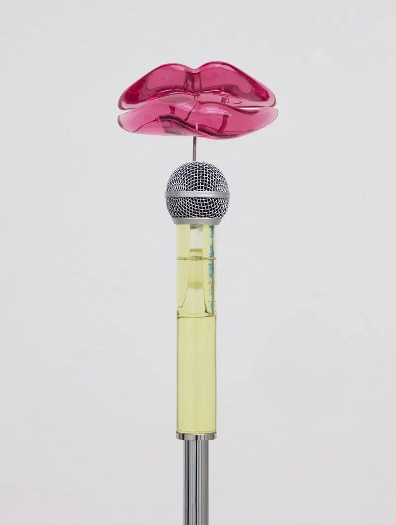 Ein Mikro mit Frauenlippen aus Glas