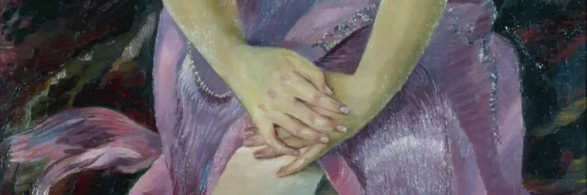 Frau, Dame, sitzend, Hände gefaltet, rosa Kleid, blaue Perlenkette, Schminke, Lippenstift, Strenge, Eleganz, zarter Stoff