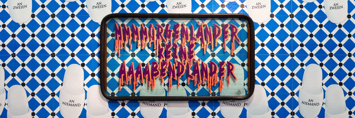 Blaue Tapeten mit Hausschuhen als Muster 