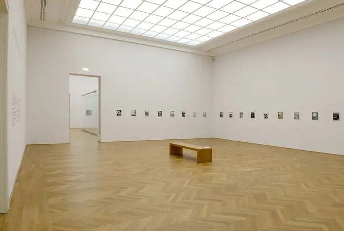 Eine Ausstellungsansicht mit fotografien