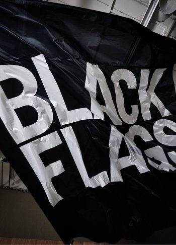 eine schwarze Flagge mit der Aufschrift &quot;Black Flags&quot;
