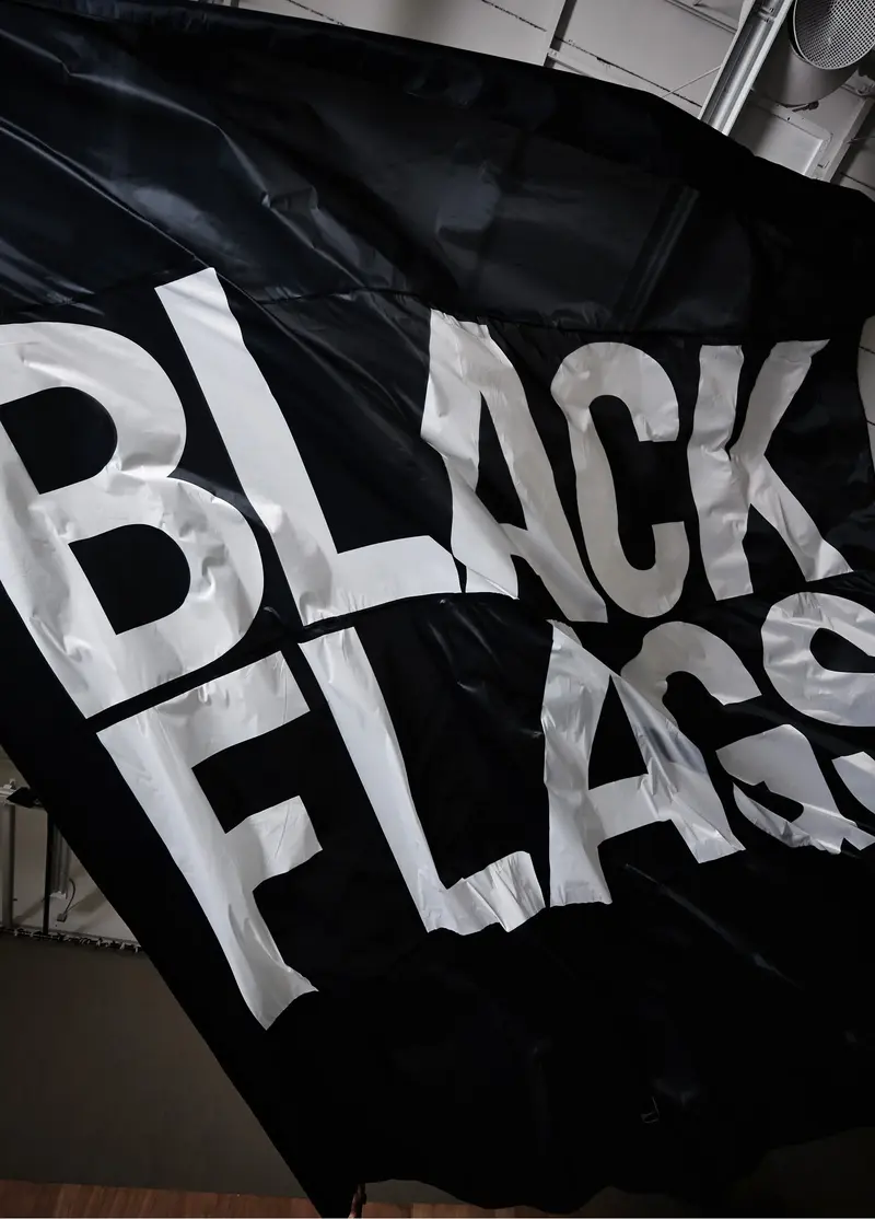 eine schwarze Flagge mit der Aufschrift "Black Flags"