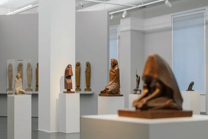 Ausstellungsansicht "Ernst Barlach zum 150. Geburtstag. Eine Retrospektive"